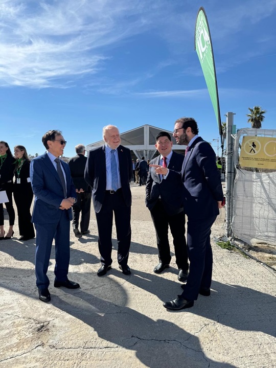 Jollibee Founder and DD Co-Chairman Tony Tan Caktiong and Mang Inasal Founder and DD Chairman Injap Sia with Philippine Ambassador to Spain Philippe J. Lhuillier